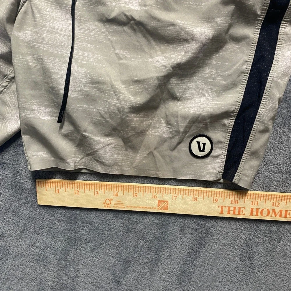 Vuori Cruise Boardshorts Mens 34 Grey White Print Performance Swim Trunks V311